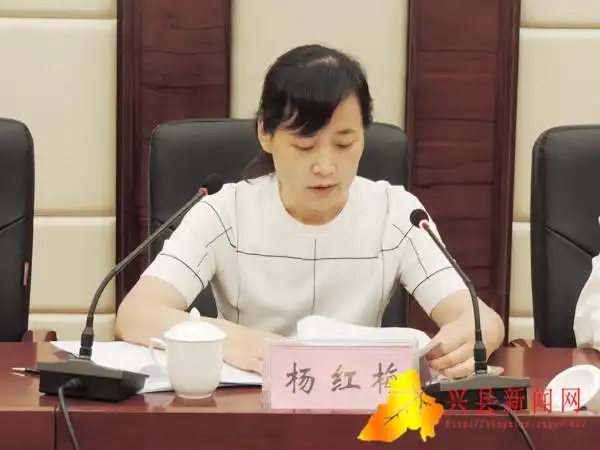 兴县县政府副县长杨红梅在座谈会上汇报兴县旅游产业发展情况