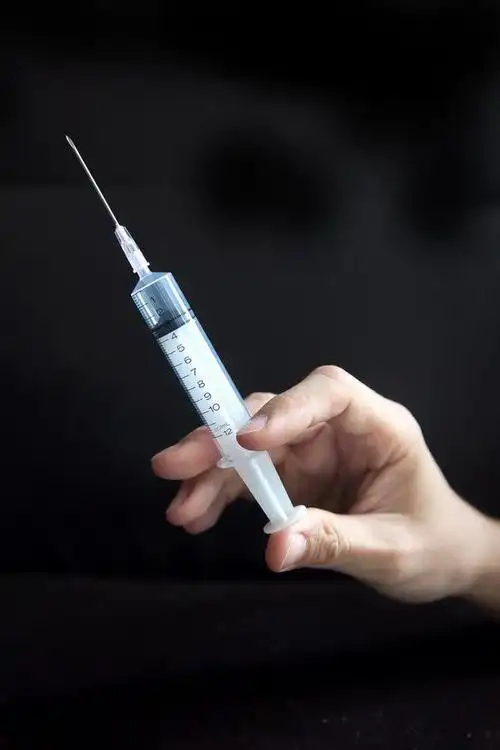 图丨针管那针管里不是别的东西,正是陈新民多年来致力摧毁的毒品,用