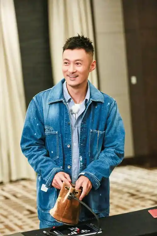 42岁余文乐容貌巨变吓一跳,胡子拉碴苍老太像赵本山,评论区沦陷_图片