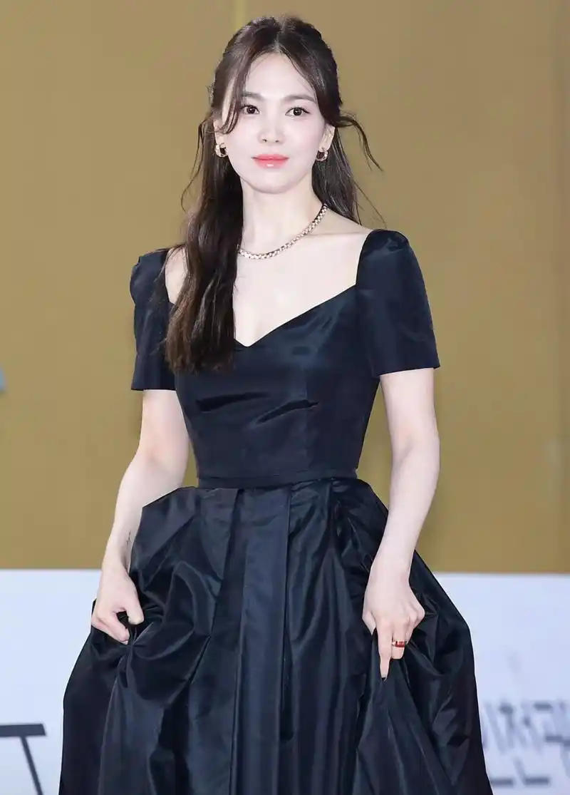 韩媒太"勇"了,宋慧乔的红毯图不p就放出来,这状态好真实!