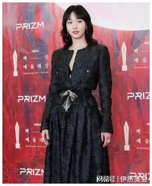 韩国这一晚,明星全体哑光,裴秀智敢穿艳色礼服,汤唯用中文主持