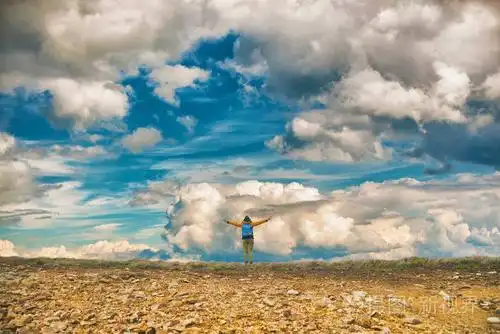享受自然和感觉自由的年轻妇女