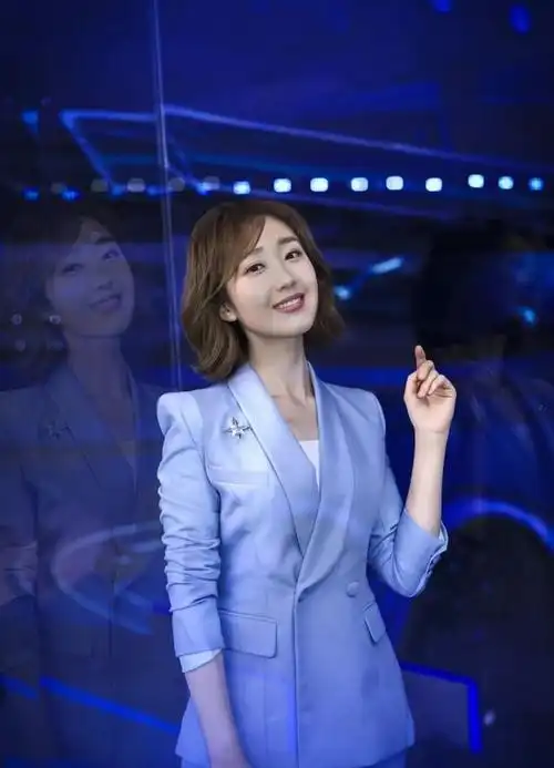 她是央视90后最美主持人才华比肩董卿26岁进央视4年后主持春晚