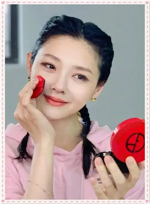 原创42岁大s宝刀未老!露额头大秀婴儿肌,扎羊角辫嫩成22岁小姑娘