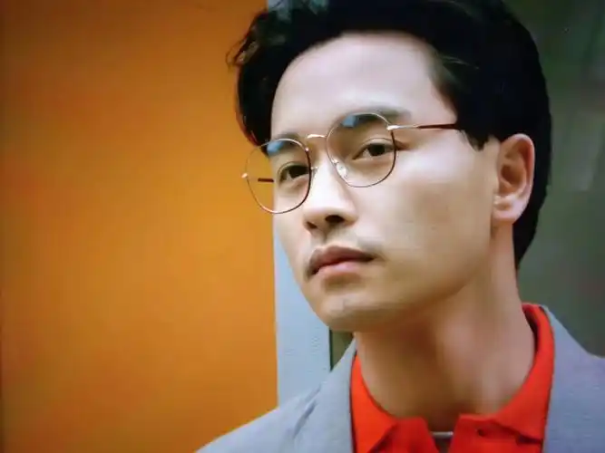 是戴眼镜的哥哥啊