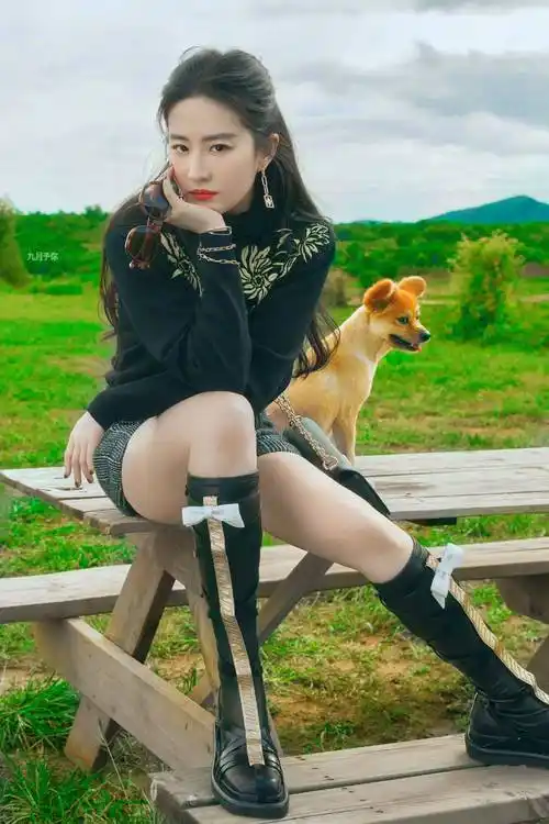 刘亦菲写真花絮美如画长发飘飘置身旷野仙女下凡大概如此