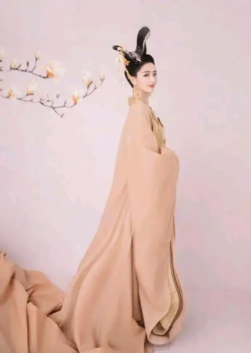 佟丽娅身穿古装服,如仙女下凡