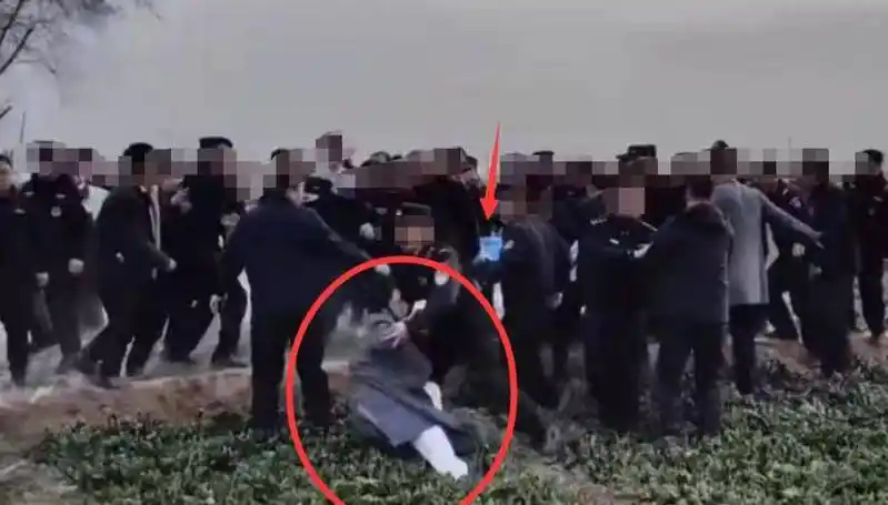 原创哭晕了认尸现场妈妈瘫倒在地凶手家属人去楼空爸爸悲痛发声