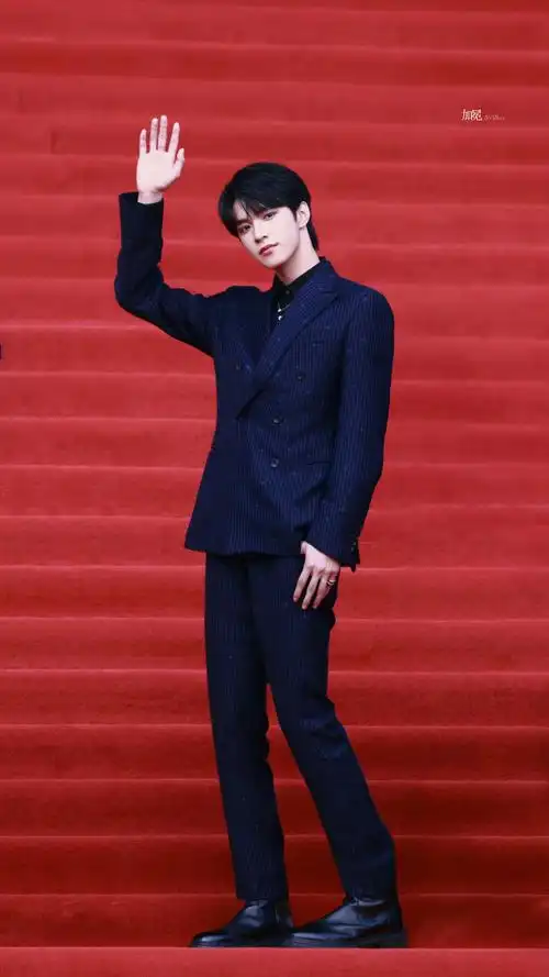 刘耀文北影节蓝色条纹西装造型