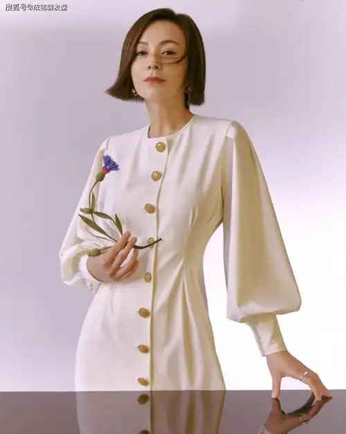 原创"雪姨"王琳保养得真好,干练短发优雅穿搭超减龄,50岁风韵不减