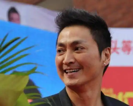 展昭何家劲年轻时曾是搬尸工34岁凭展昭一炮而红如今怎样了