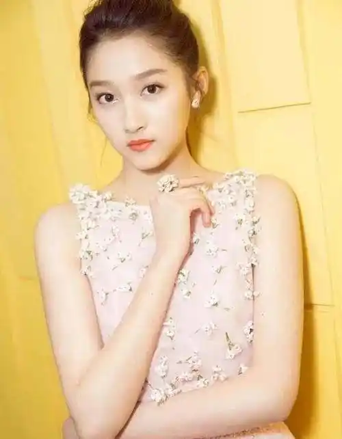 关晓彤和迪丽热巴的字迹,印证了字如其人,没有对比就没有伤害!