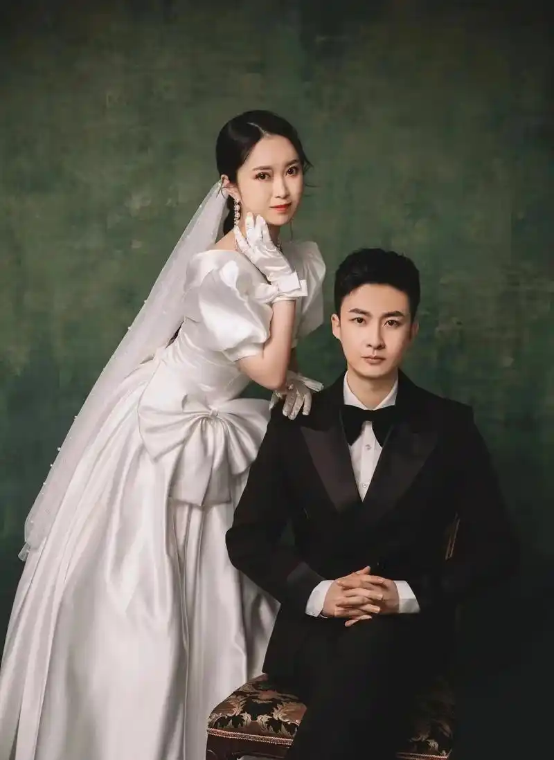 情订奇缘婚纱摄影 正统的黑色男士西服和仪式感满满的大白纱 - 抖音