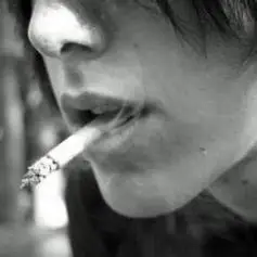 头像男黑白吸烟图片