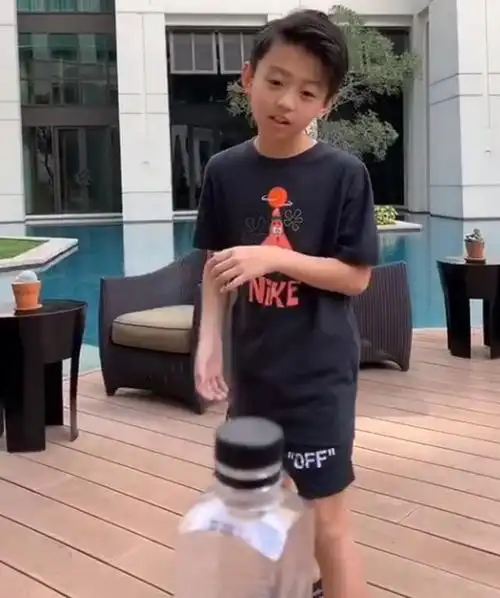 谢振南近照曝光,不仅跟哥哥长得像,跟谢霆锋也像是复制粘贴