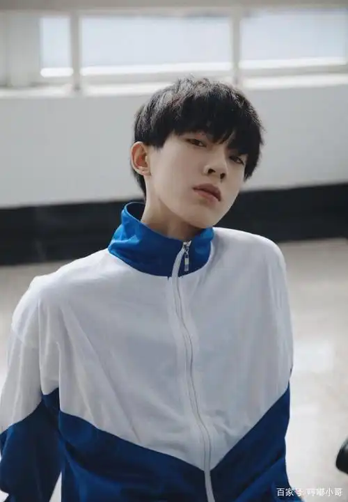 组图:帅气的高中男生,现在的00后长得太好看,穿校服更这么酷吗