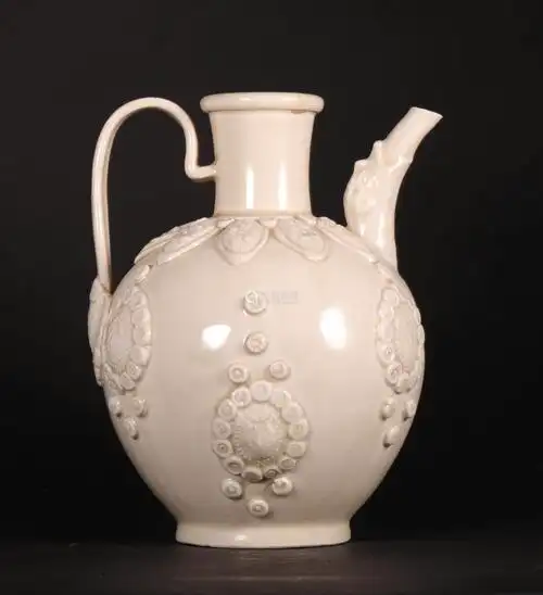 宋代定窑帖塑执壶