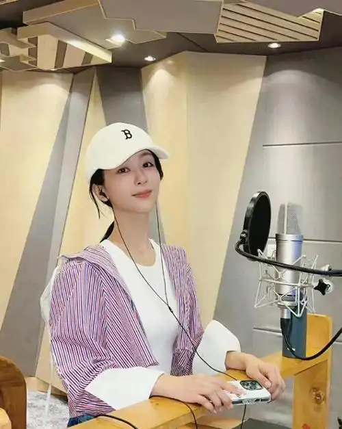 在这些照片中,杨紫身着休闲装,戴着白