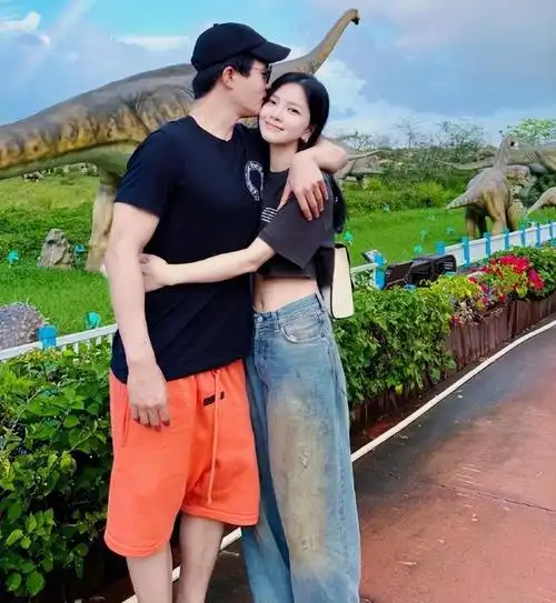 杜淳为老婆庆生,送王灿巨型玫瑰高调示爱,亲吻对方脸颊超甜蜜