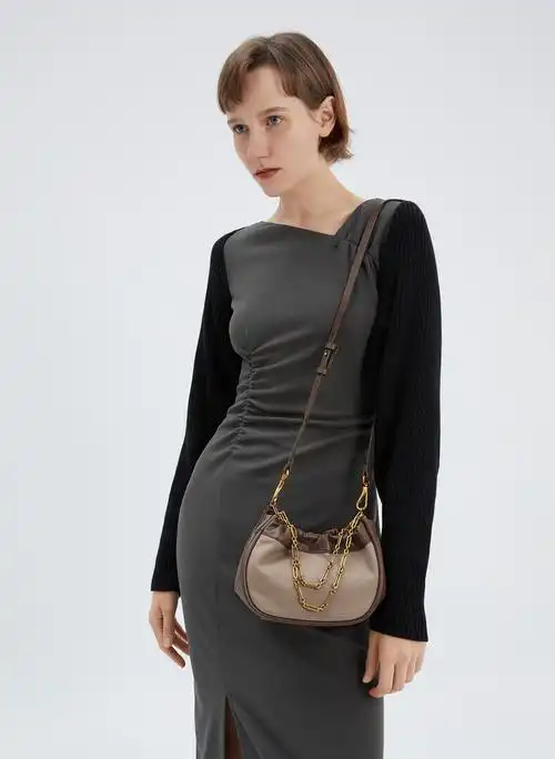 官方官网初秋ck2-10270781女士咖啡褶皱链条手提斜挎包小&ck女士包包