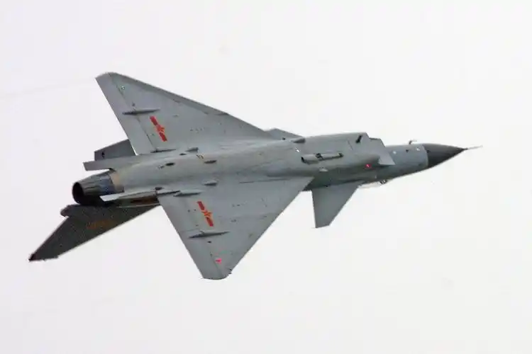 歼10战斗机在第七届中国珠海航展上进行飞行表演,摄影:安京 新浪网