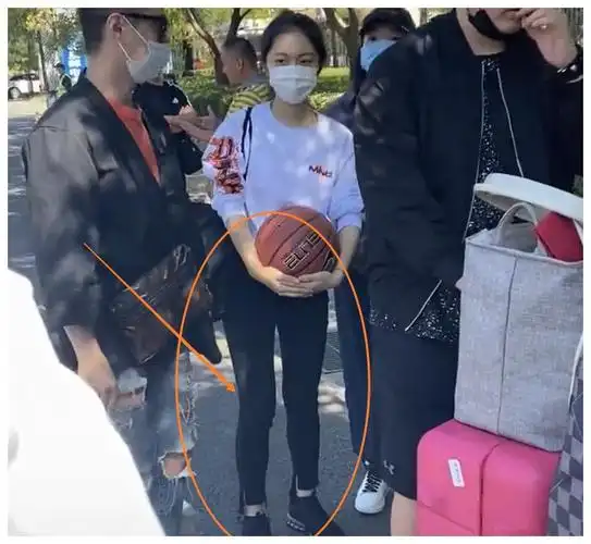 赵今麦的官方身高是165cm,这身高放在女生当中其实已经算得上是非常不