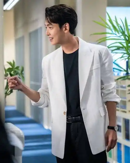 「身高比例超好」韩剧男星_赵寅成_身材_西装