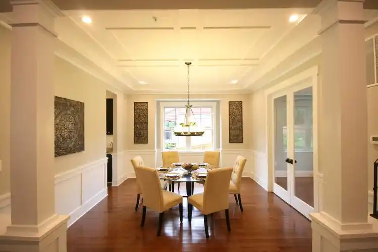 装修效果图大全  美式风格别墅餐厅白色方柱隔断设计