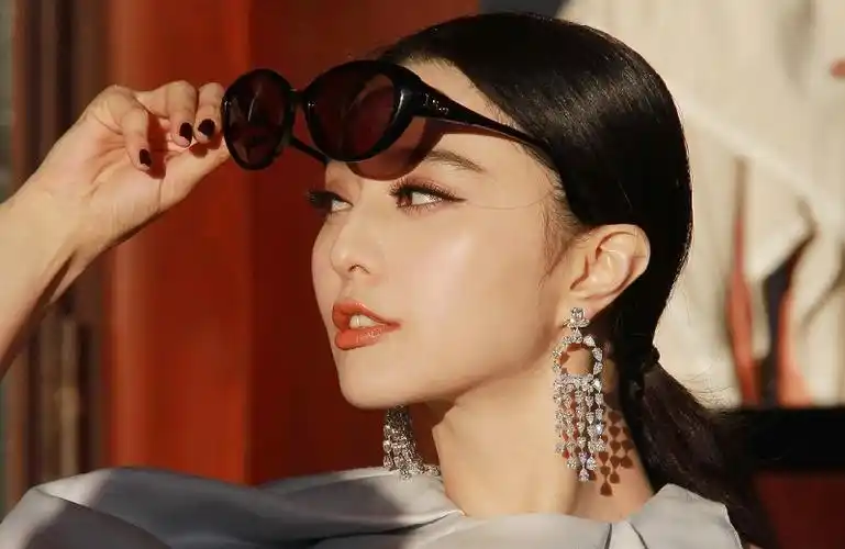 范冰冰与好友相约火锅店容貌依旧心情大好耳环尽显气场足