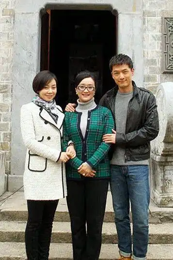 有条不紊的讲述了两家人的大情小事,这部既有内涵又新颖的电视剧更多