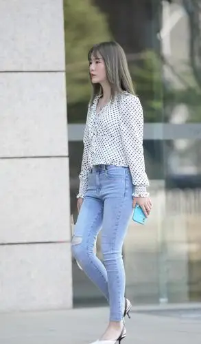 想要打造休闲风浅色修身牛仔裤值得一试让造型变得利落又好看