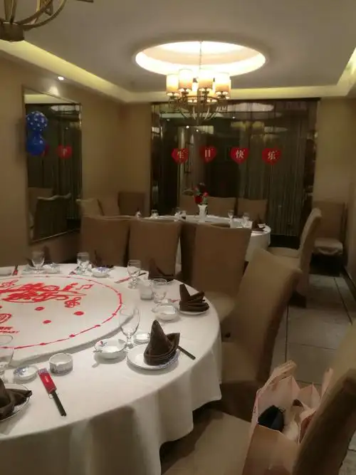 饭店精心用沙画彩绘了生日快乐的字样,用心的布置了一翻包间,创造了