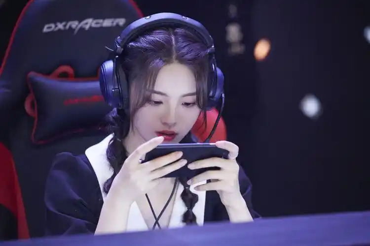 如何看待杨超越代言和平精英