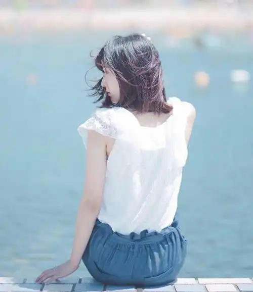 转自微博 短发女生背影头像