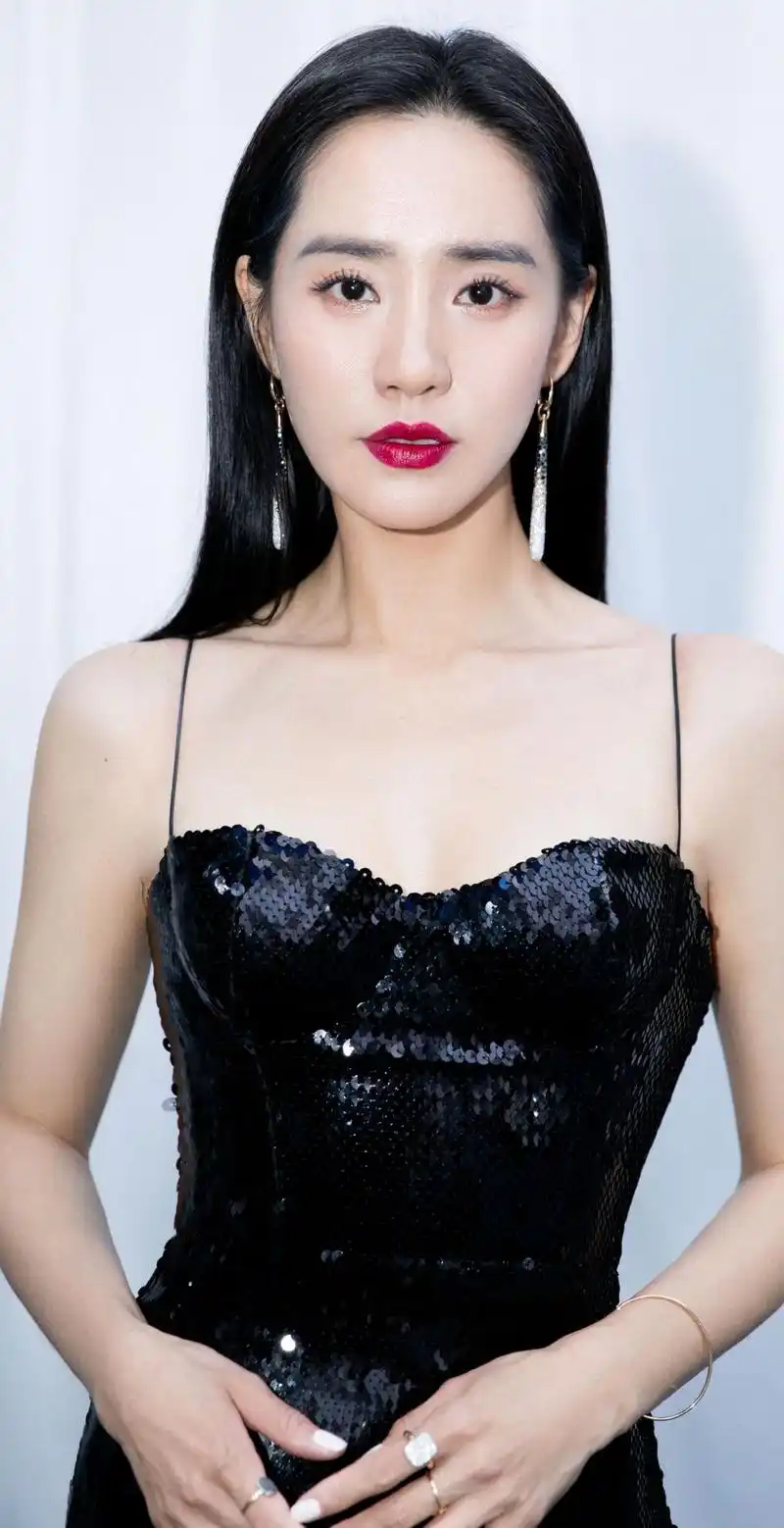 王智高清写真超有女人味,韵味十足,性感迷人