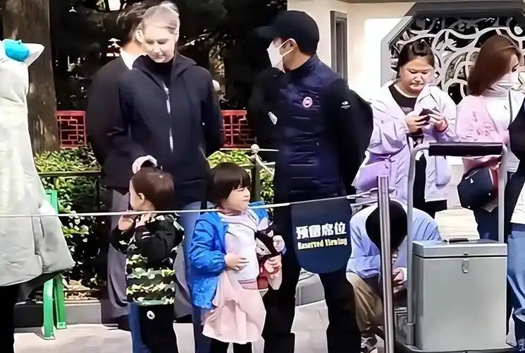 撒贝宁一家四口游迪士尼,龙凤胎儿女正面照曝光,混血儿就是漂亮!