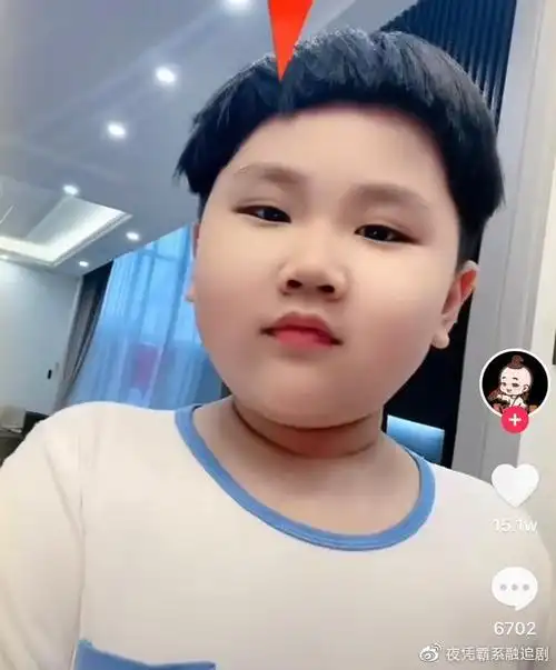 郭德纲6岁小儿子近照曝光小圆脸发型奇特堪称胖版郭麒麟