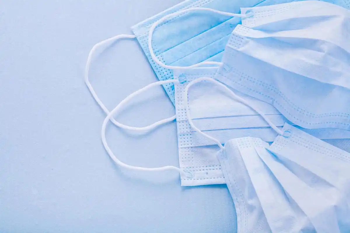 蓝色背景下的一次性口罩