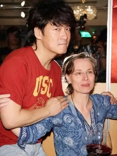 周华健,华语乐坛的老大哥,被誉为"黑仔天王",是一个备受关注的音乐人.