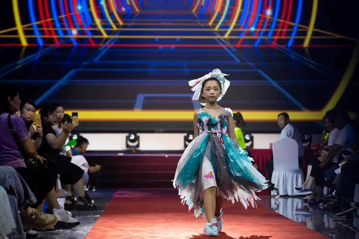 环保时装秀倡导低碳生活