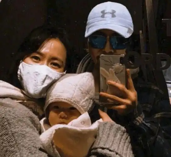 玄彬孙艺珍全家福疑曝光,小番茄眼睛随妈鼻子随爸,女方略显疲态_儿子