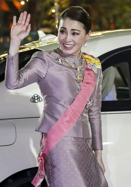 泰国王后苏提达一看就有正宫气质穿衣朴素配珠宝奢华还低调