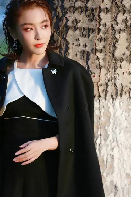 贡米拍初冬写真 挑战御姐风飒爽酷感十足