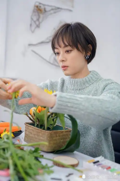 38岁孙俪手真巧穿毛衣戴耳钉当博主教插画端花摆造型笑得合不拢嘴