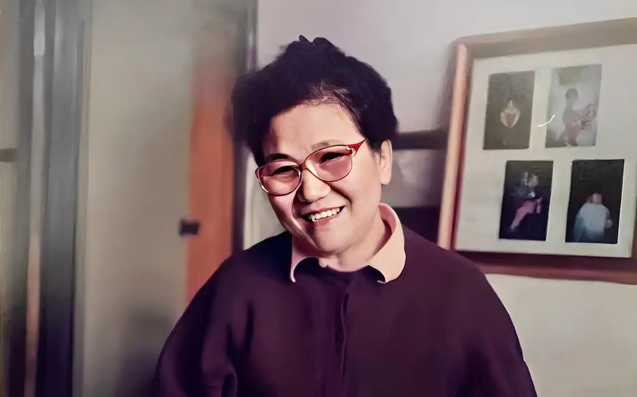 当时赵丽蓉在戏剧表演方面很有名气,后来她遇到了同样唱评剧的新凤霞