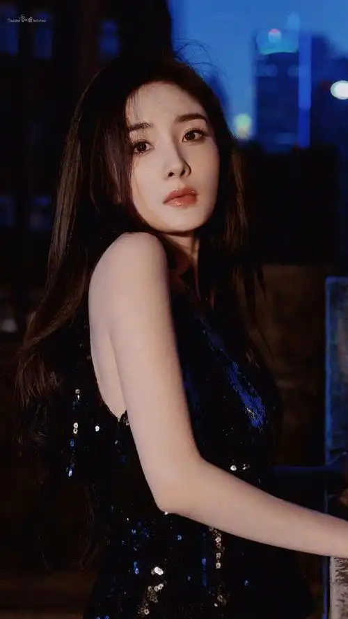 杨幂|一袭亮片小黑裙,如同暗夜精灵一般,在星河中表演着华丽舞蹈