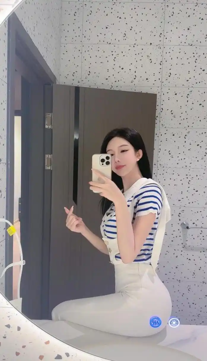 男朋友家里的镜子太好拍了#对镜自拍# #美女自拍