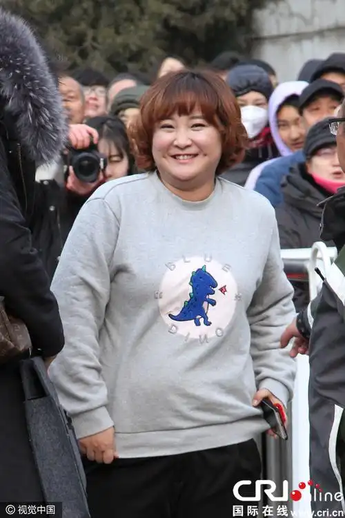 贾玲亮相春晚首次联排挥手亲和 笑容满面露酒窝