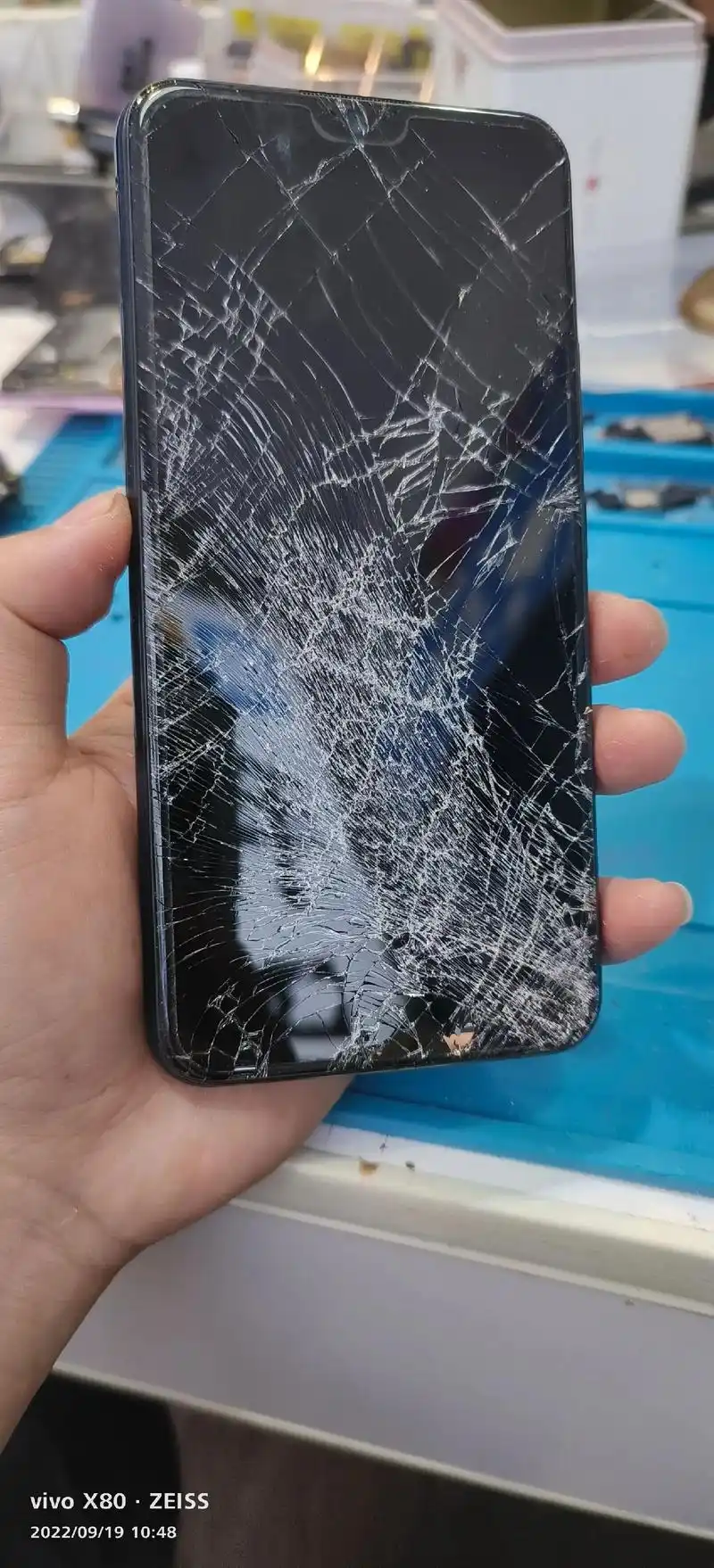 挑战一个外屏爆碎的vivo手机,质量是真的好 - 抖音