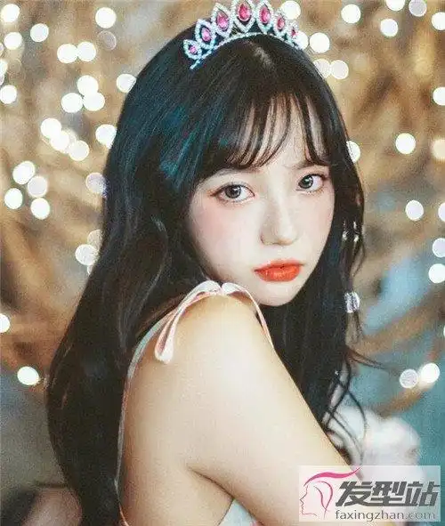 薄刘海,刘海比较有空气感,较为轻保是现在女生流行的刘海款式,十分